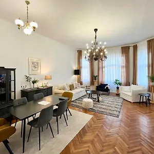 hillside-luxury-residence-with-free-garage.inbudapesthotels.com/